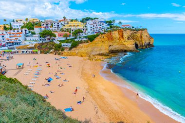 Carvoeiro, Portekiz, 19 Haziran 2021: Portekiz 'deki Praia de Carvoeiro plajında insanlar güneşleniyor.
