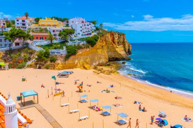 Carvoeiro, Portekiz, 19 Haziran 2021: Portekiz 'deki Praia de Carvoeiro plajında insanlar güneşleniyor.