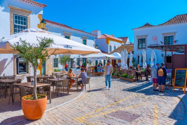 Faro, Portekiz, 18 Haziran 2021: Portekiz 'in Faro kentindeki eski şehrin ticari caddesi.