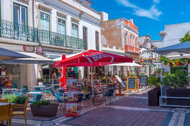 Faro, Portekiz, 18 Haziran 2021: Portekiz 'in Faro kentindeki eski şehrin ticari caddesi.