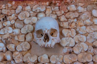 Faro, Portekiz, 18 Haziran 2021: Faro, Portekiz 'deki Carmo kilisesinde Capela dos Ossos.