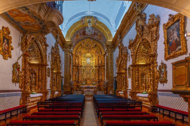 Faro, Portekiz, 18 Haziran 2021: Portekiz 'in Faro kasabasındaki Carmo kilisesinin içi.