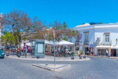 Faro, Portekiz, 18 Haziran 2021: Portekiz 'in Faro kentindeki eski şehrin ticari caddesi.