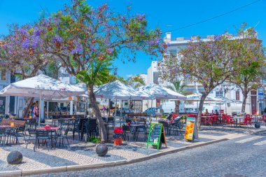 Faro, Portekiz, 18 Haziran 2021: Portekiz 'in Faro kentindeki eski şehrin ticari caddesi.