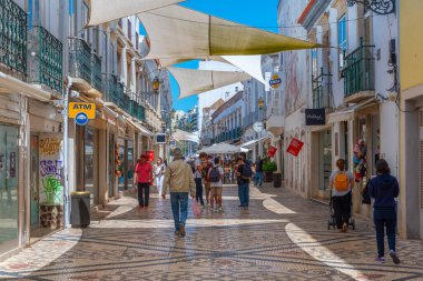 Faro, Portekiz, 18 Haziran 2021: Portekiz 'in Faro kentindeki eski şehrin ticari caddesi.