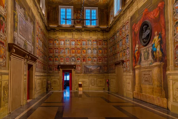 Bolonya, İtalya, 21 Eylül 2021: İtalya 'nın Bologna kentindeki Palazzo Comunale' de armalı oda.