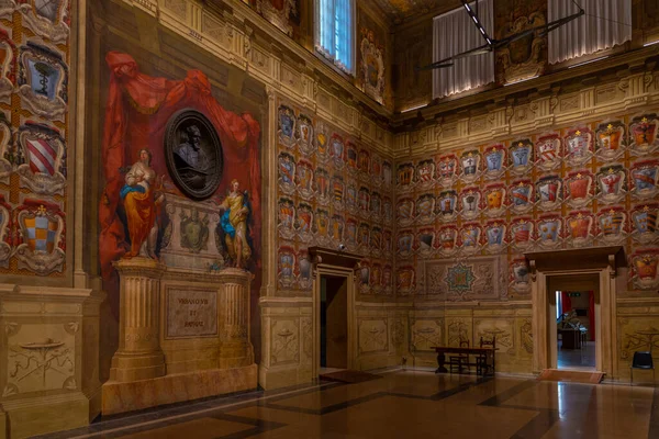 Bolonya, İtalya, 21 Eylül 2021: İtalya 'nın Bologna kentindeki Palazzo Comunale' de armalı oda.
