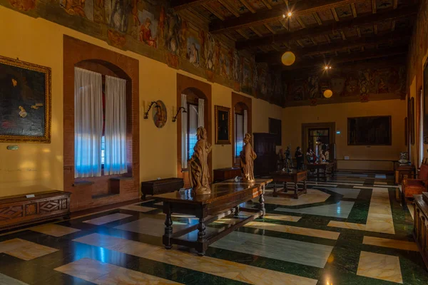 Bolonya, İtalya, 21 Eylül 2021: İtalya 'nın Bologna kentindeki Palazzo Comunale' de Oda.