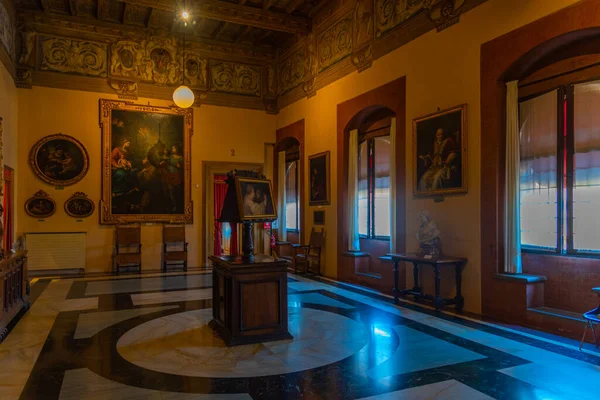 Bolonya, İtalya, 21 Eylül 2021: İtalya 'nın Bologna kentindeki Palazzo Comunale' de Oda.