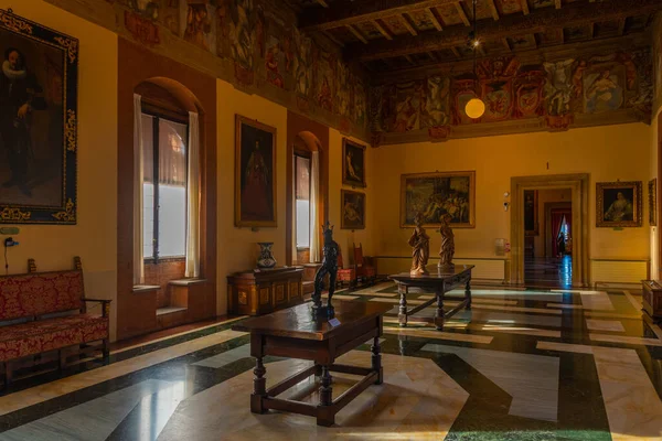 Bolonya, İtalya, 21 Eylül 2021: İtalya 'nın Bologna kentindeki Palazzo Comunale' de Oda.