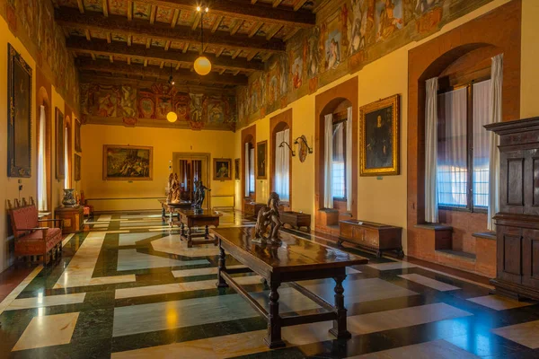 Bolonya, İtalya, 21 Eylül 2021: İtalya 'nın Bologna kentindeki Palazzo Comunale' de Oda.