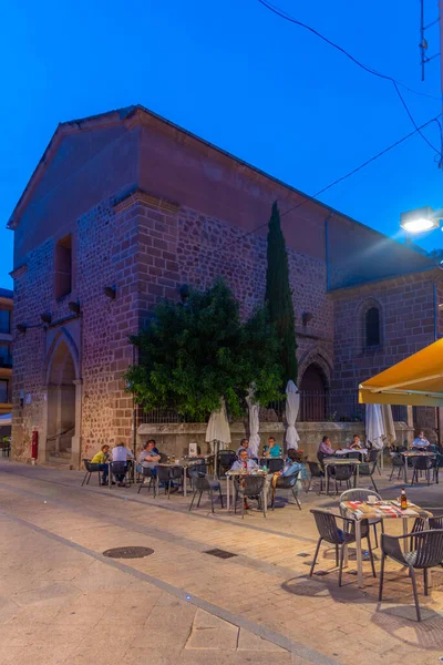 Plasencia, İspanya, 17 Mayıs 2021: İspanya 'nın Plasencia kentindeki San Esteban kilisesinin gün batımı manzarası