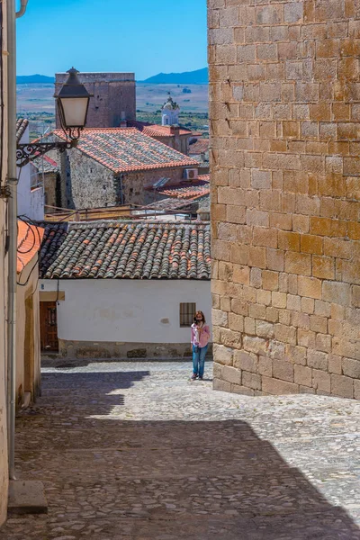 Trujillo, İspanya, 18 Mayıs 2021: Eski İspanyol kenti Trujillo 'daki Dar Sokak