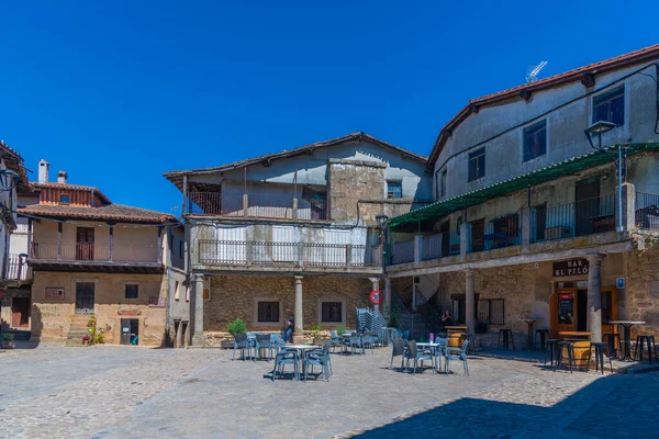 San Martin del Castanar, İspanya, 19 Mayıs 2021: İspanya 'nın San Martin del Castanar köyündeki Plaza Belediye Başkanı