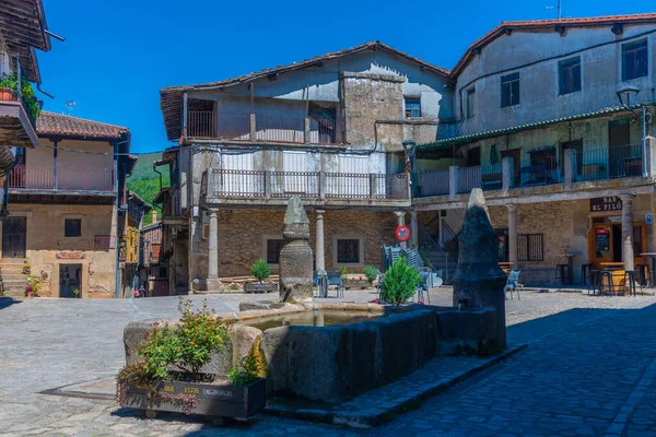 San Martin del Castanar, İspanya, 19 Mayıs 2021: İspanya 'nın San Martin del Castanar köyündeki Plaza Belediye Başkanı