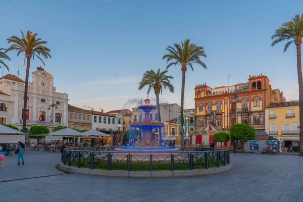 Merida, İspanya, 19 Mayıs 2021: İspanya 'nın Merida kentindeki Plaza de Espana' da gün batımı