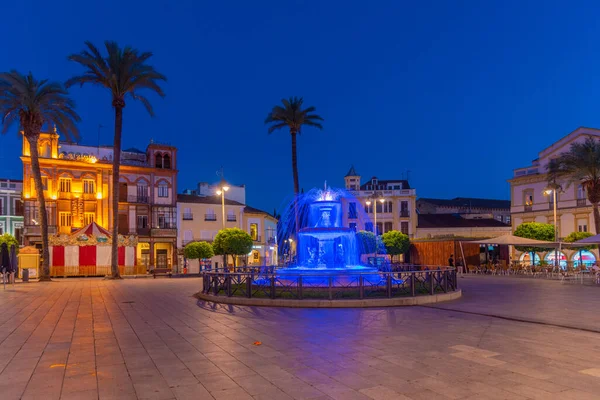 Merida, İspanya, 19 Mayıs 2021: İspanya 'nın Merida kentindeki Plaza de Espana' nın gün batımı manzarası