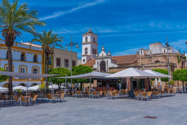 Merida, İspanya, 20 Mayıs 2021: İspanya 'nın Merida kentindeki Plaza de Espana katedrali