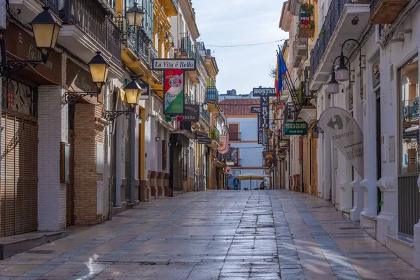 Ronda, İspanya, 22 Mayıs 2021: Eski İspanyol şehri Ronda 'da beyaz cadde