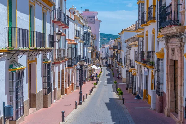 Olvera, İspanya, 22 Mayıs 2021: İspanya 'nın eski kenti Olvera' da beyaz cadde