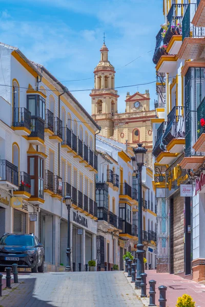 Olvera, İspanya, 22 Mayıs 2021: İspanya 'nın eski kenti Olvera' da kiliseye giden beyaz cadde