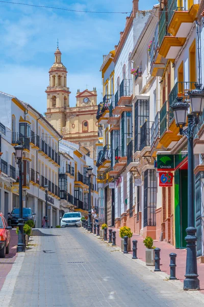Olvera, İspanya, 22 Mayıs 2021: İspanya 'nın eski kenti Olvera' da kiliseye giden beyaz cadde