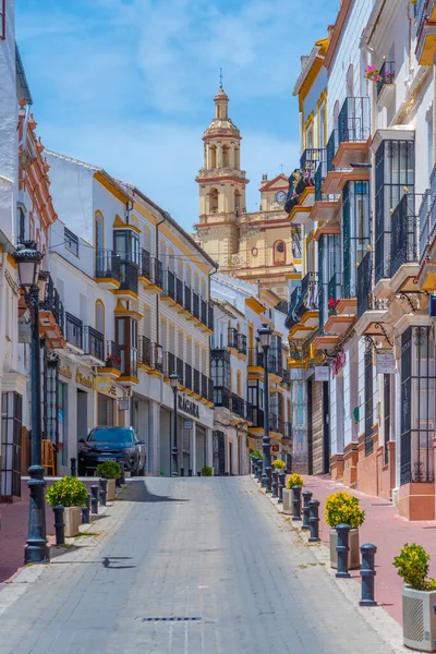 Olvera, İspanya, 22 Mayıs 2021: İspanya 'nın eski kenti Olvera' da kiliseye giden beyaz cadde