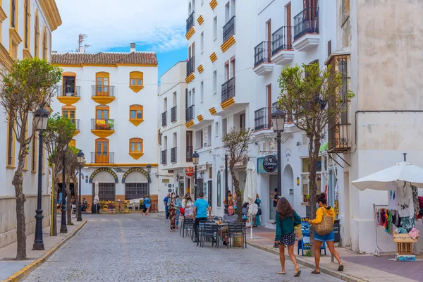 Tarifa, İspanya, 23 Mayıs 2021: Eski İspanyol kenti Tarifa 'da beyaz cadde