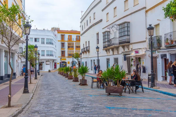 Tarifa, İspanya, 23 Mayıs 2021: Eski İspanyol kenti Tarifa 'da beyaz cadde