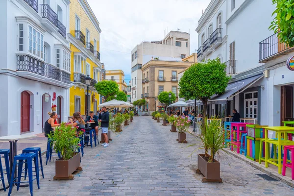 Tarifa, İspanya, 23 Mayıs 2021: Eski İspanyol kenti Tarifa 'da beyaz cadde