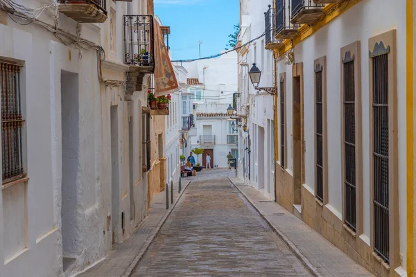 Tarifa, İspanya, 23 Mayıs 2021: Eski İspanyol kenti Tarifa 'da beyaz cadde