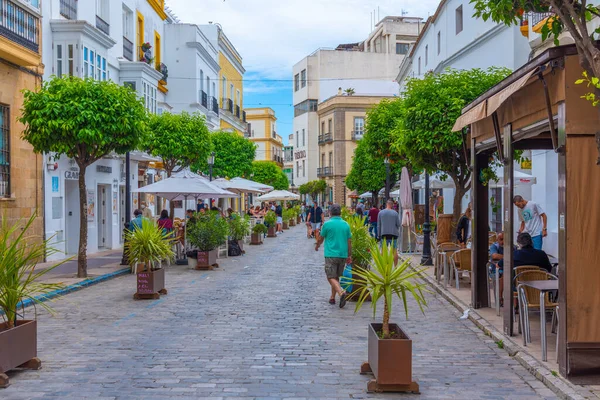 Tarifa, İspanya, 23 Mayıs 2021: Eski İspanyol kenti Tarifa 'da beyaz cadde