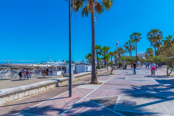 Marbella, İspanya, 23 Mayıs 2021: İnsanlar İspanya 'nın Marbella kentindeki deniz kenarında geziniyorlar