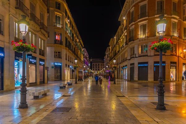 Malaga, İspanya, 23 Mayıs 2021: Malaga 'daki Molina Lario bulvarının gece manzarası