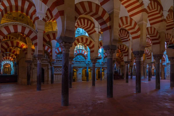 Cordoba, İspanya, 25 Mayıs 2021: İspanya 'nın Cordoba kentindeki Mezquita katedralinin kemerleri ve sütunları.