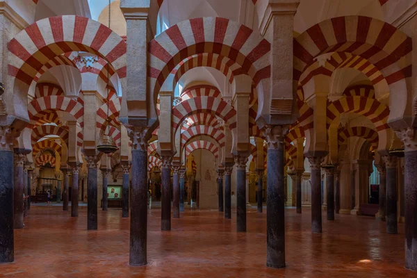 Cordoba, İspanya, 25 Mayıs 2021: İspanya 'nın Cordoba kentindeki Mezquita katedralinin kemerleri ve sütunları.