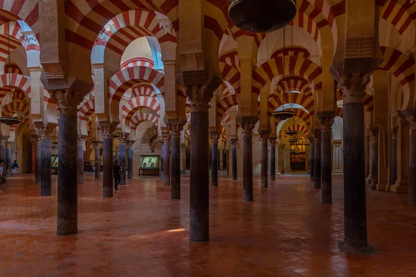 Cordoba, İspanya, 25 Mayıs 2021: İspanya 'nın Cordoba kentindeki Mezquita katedralinin kemerleri ve sütunları.