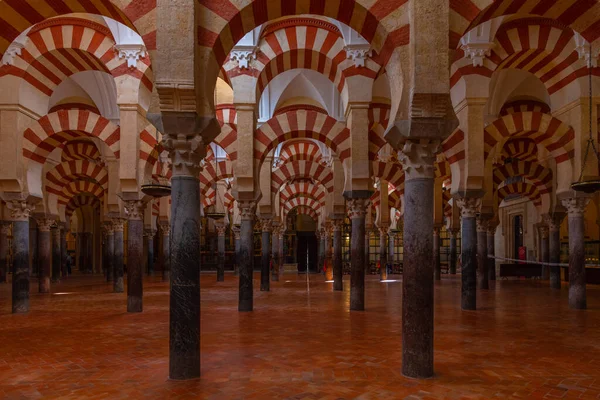 Cordoba, İspanya, 25 Mayıs 2021: İspanya 'nın Cordoba kentindeki Mezquita katedralinin kemerleri ve sütunları.