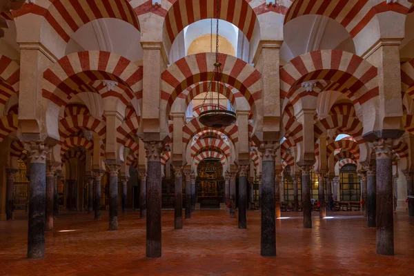 Cordoba, İspanya, 25 Mayıs 2021: İspanya 'nın Cordoba kentindeki Mezquita katedralinin kemerleri ve sütunları.