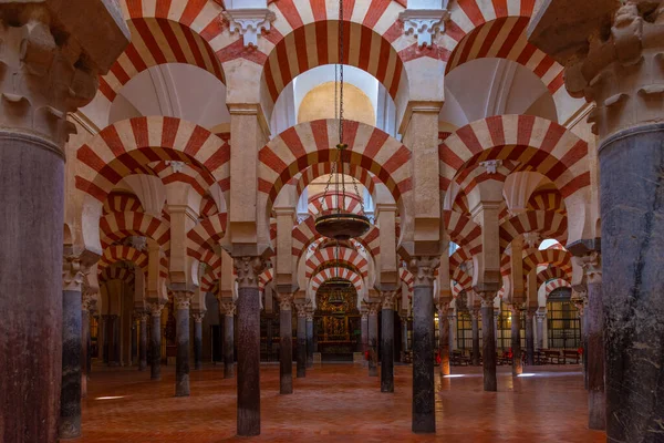 Cordoba, İspanya, 25 Mayıs 2021: İspanya 'nın Cordoba kentindeki Mezquita katedralinin kemerleri ve sütunları.