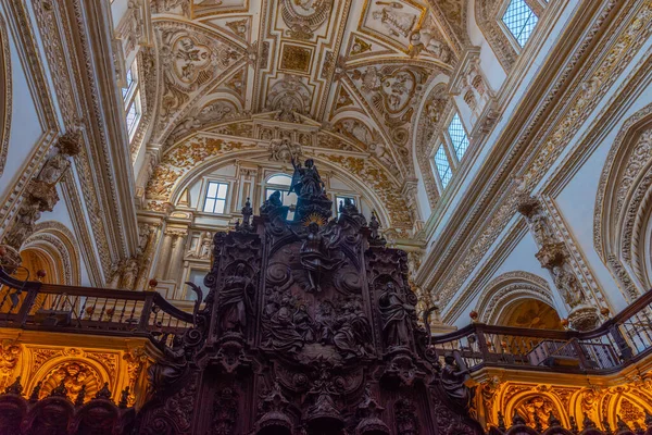 Cordoba, İspanya, 25 Mayıs 2021: İspanya 'nın Cordoba kentindeki La Mezquita katedralinin Katolik sunağı manzarası