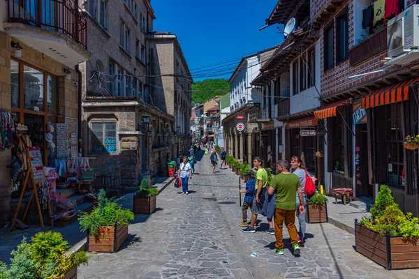 Veliko Tarnovo, Bulgaristan, 9 Mayıs 2021: Bulgaristan 'daki Veliko Tarnovo kasabasının sokaklarında insanlar geziniyor