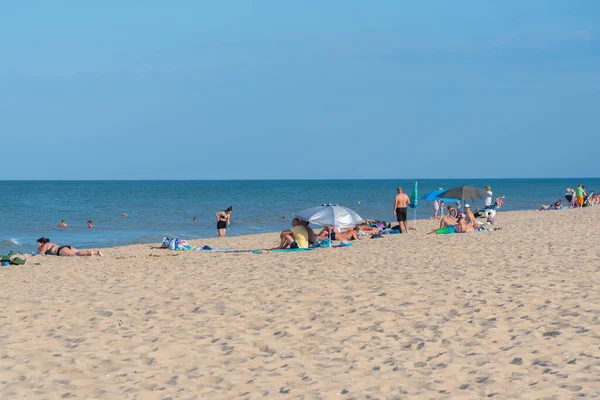 Şkorpilovtsi, Bulgaristan, 22 Temmuz 2021: İnsanlar Bulgar Shkorpilovtsi köyünde güneşli bir günün tadını çıkarıyorlar