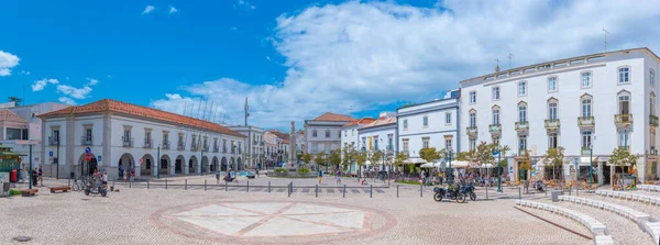 Tavira, Portekiz, 18 Haziran 2021: Portekiz 'in Tavira kentindeki eski kasabanın ana meydanı