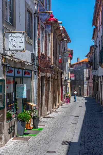 Guarda, Portekiz, 4 Temmuz 2021: Portekiz 'in eski Guarda kentindeki Dar Sokak.