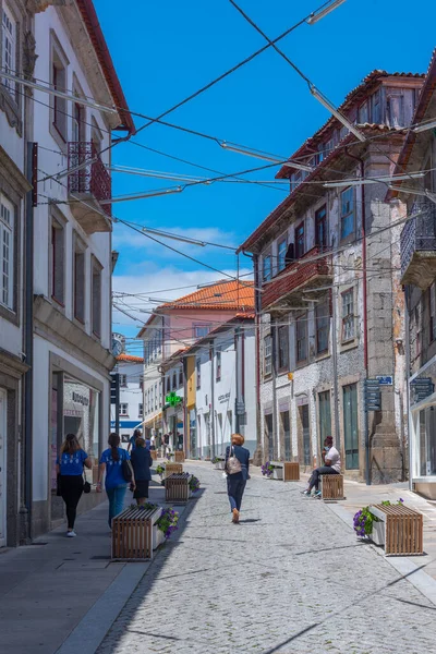 Guarda, Portekiz, 4 Temmuz 2021: Portekiz 'in eski Guarda kentindeki Dar Sokak.
