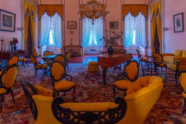 Mafra, Portekiz, 30 Haziran 2021: Portekiz 'deki kraliyet sarayının içindeki odalar.