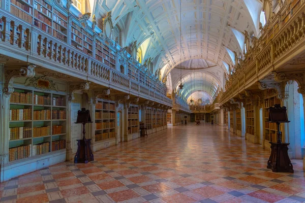 Mafra, Portekiz, 30 Haziran 2021: Portekiz 'deki kraliyet sarayının içindeki kütüphane.