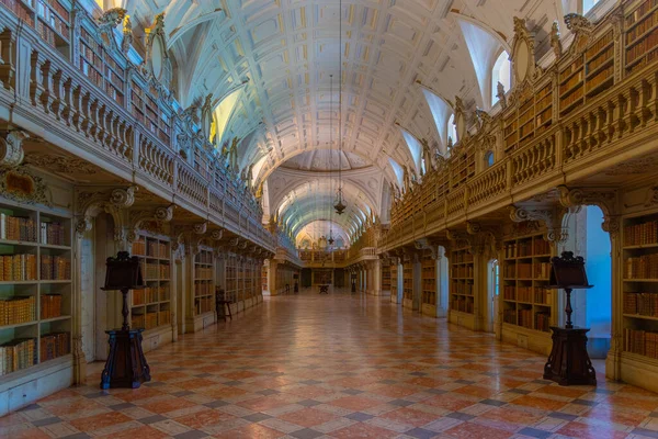 Mafra, Portekiz, 30 Haziran 2021: Portekiz 'deki kraliyet sarayının içindeki kütüphane.