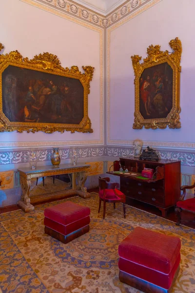 Mafra, Portekiz, 30 Haziran 2021: Portekiz 'deki kraliyet sarayının içindeki odalar.